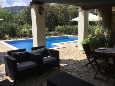 Very private Villa with large swimming pool and Aircon