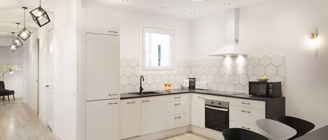 Jääkaappi, mikroaaltouuni, uuni, astianpesukone