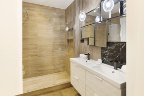 Douche, sèche-cheveux, serviettes fournies