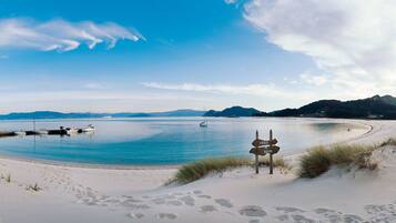 In Strandnähe, Liegestühle, Strandtücher