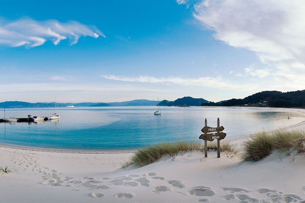 Vlak bij het strand, ligstoelen aan het strand, strandlakens