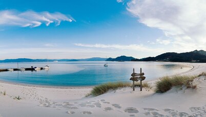VillaDonas House in the Rias Baixas between sea and mountains with saline pool.