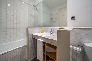 Badekar, hårtørrer, håndklæder