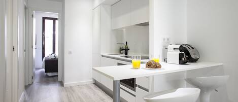 Réfrigérateur, four à micro-ondes, un four, lave-vaisselle