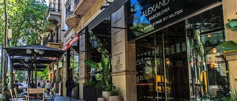 Un edificio con escaparate que dice 'ALEXANDRA BARCELONA' y el letrero de Doubletree by Hilton.