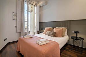 A hotel room with a bed, a bedside table, a lamp, and a window with curtains. - Barcelona Balconies 11 - Habitat Apartments (Barcelona)