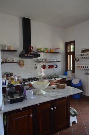 Frigorífic, microones, forn i placa de cuina 