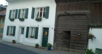 Hermenches: Beautiful charming apartment in a house,