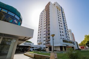 A modern building with a flat roof and a large glass facade. - Cascais Panoramic with Pool by Portugal Portfolio (Cascais)