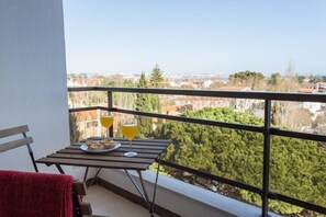 Outdoor dining - Cascais Panoramic with Pool by Portugal Portfolio (Cascais)