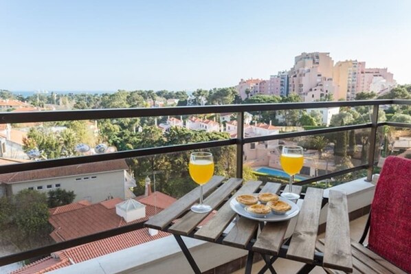 Outdoor dining - Cascais Panoramic with Pool by Portugal Portfolio (Cascais)