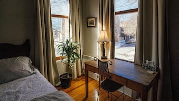 3 bedrooms, desk, iron/ironing board, travel crib