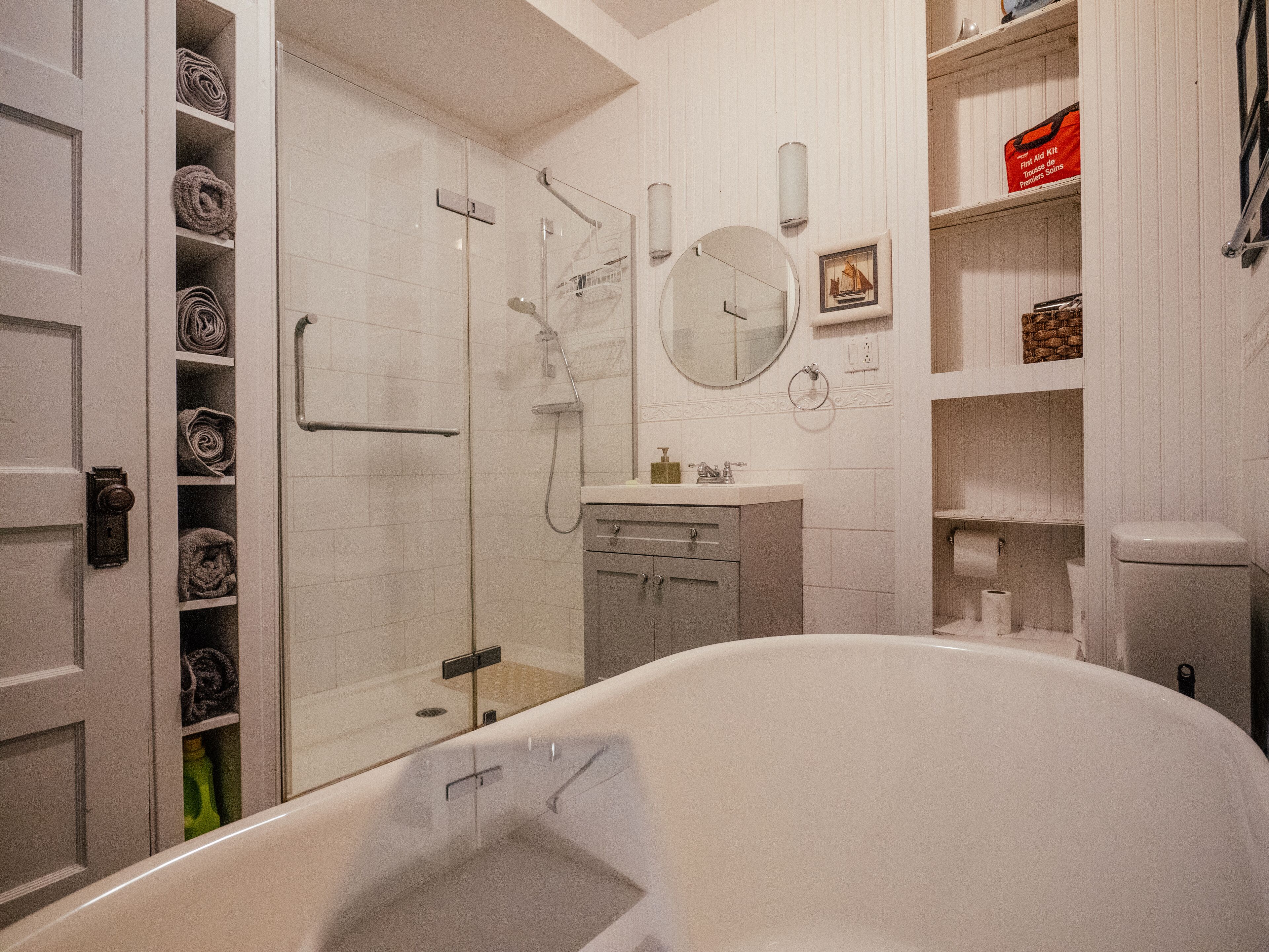 Ensemble douche/baignoire, sèche-cheveux, serviettes fournies, savon