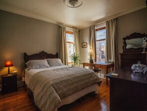 3 slaapkamers, een bureau, een strijkplank/strijkijzer, reisbedje