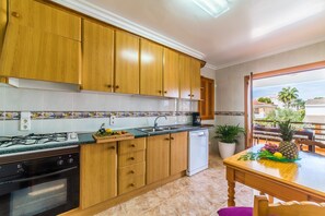 Jääkaappi, mikroaaltouuni, uuni, astianpesukone