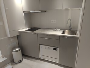 Réfrigérateur, four à micro-ondes, surface de cuisson, lave-vaisselle