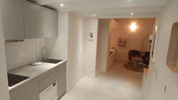 Kjøleskap, mikrobølgeovn, kokeplater og oppvaskmaskin