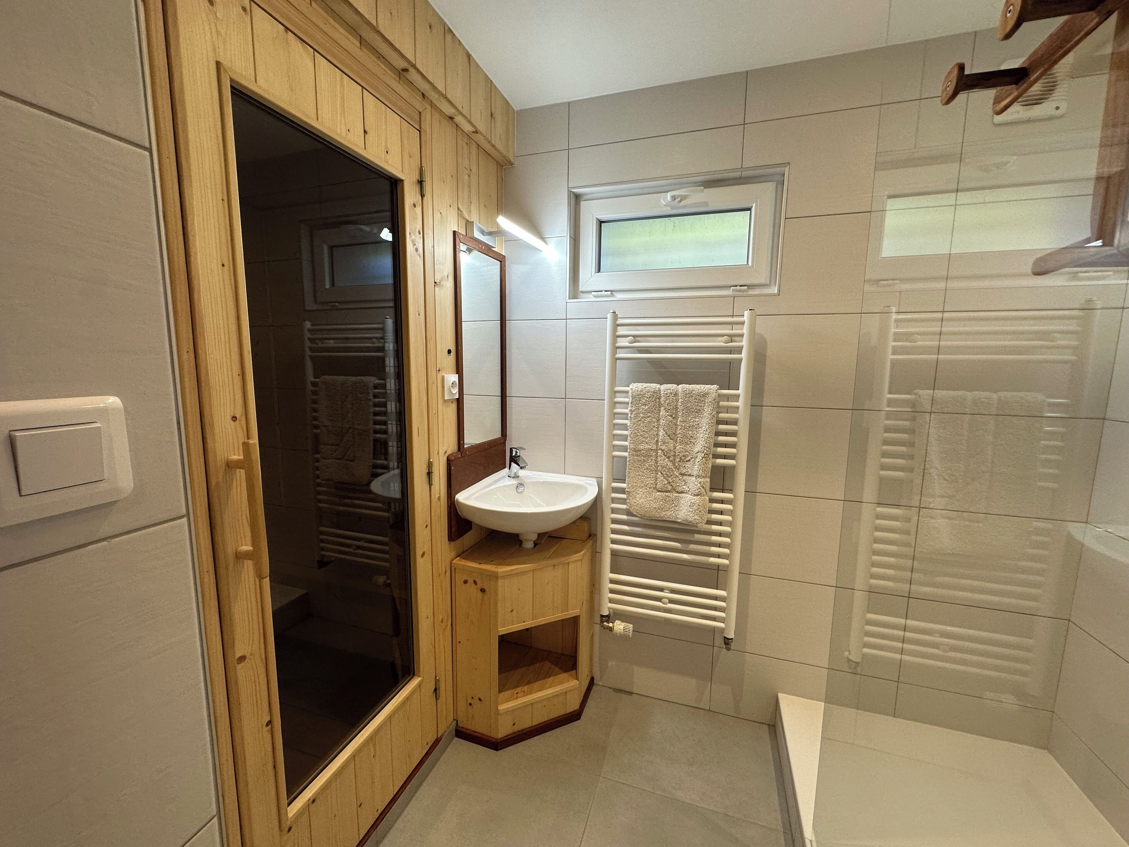 Ensemble douche/baignoire, sèche-cheveux, savon, papier toilette