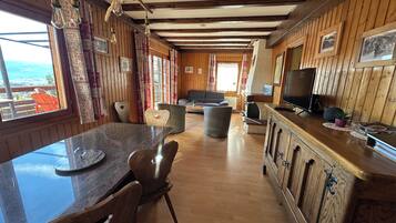 Smart-TV, Kamin, Bücher