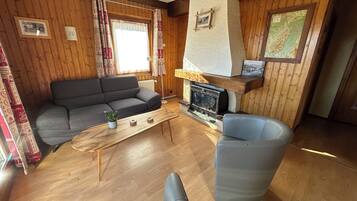 Smart-TV, Kamin, Bücher