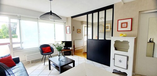 Renovated, quiet and sunny apartment with large courtyard and tennis lake 5 mins