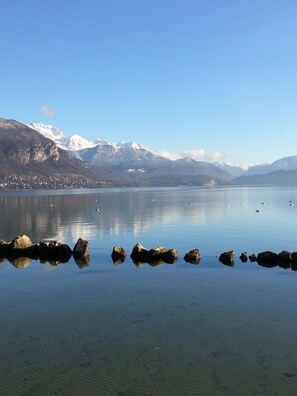 Beach - Renovated, quiet and sunny apartment with large courtyard and tennis lake 5 mins (Annecy-Le-Vieux)