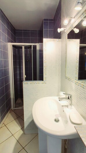 Douche, sèche-cheveux