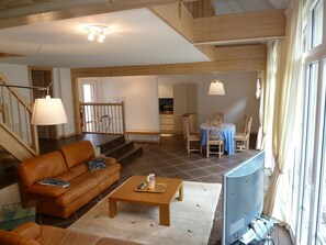 Télévision, lecteur de DVD, livres