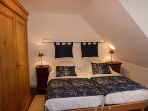 3 bedrooms, iron/ironing board, free WiFi, bed sheets