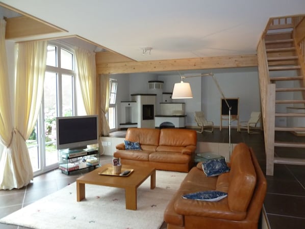 Télévision, lecteur de DVD, livres