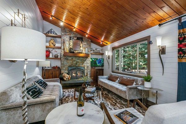 Älytelevisio, takka, DVD-soitin, pöytäjalkapallopöytä