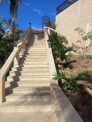 المنطقة المحيطة بالمنشأة