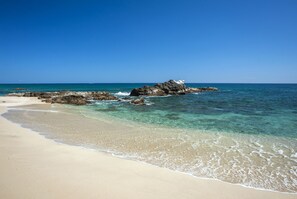 على الشاطئ، كراسي للتشمس، مناشف للشاطئ