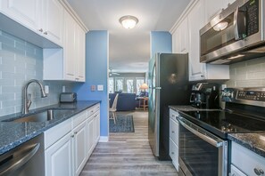 冰箱、微波炉、烤箱、炉灶