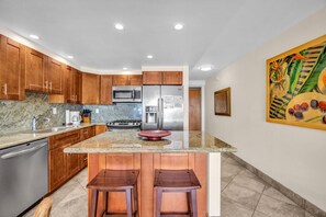 Kylskåp, mikrovågsugn, ugn och spishäll