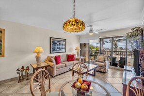 Smart-tv, dvd-spelare, böcker och en stereo