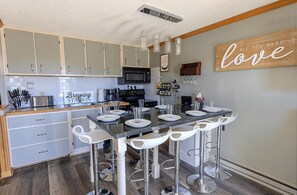 Fridge, microwave, oven, stovetop - ML 125 | High Elevation, Cool Comfort, Endless Adventure (Snowshoe)