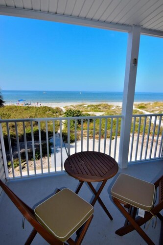 Beachfront Condo With Panoramic Views of the Gulf Plus Beach Gear, Grill & Wifi 