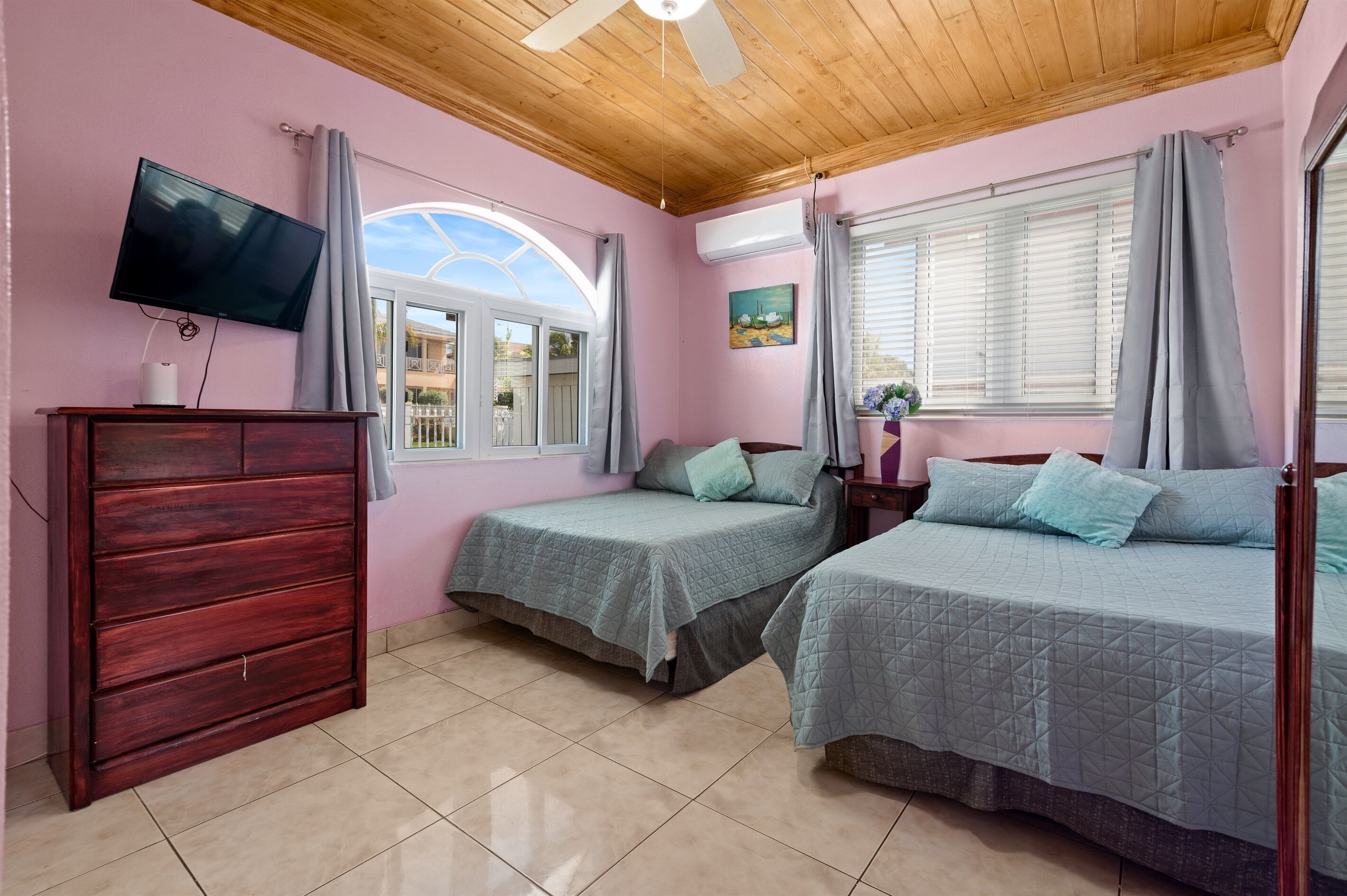 3 bedrooms, desk, iron/ironing board, travel crib