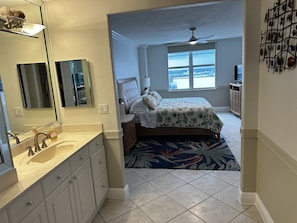 2 bedrooms, iron/ironing board, free WiFi, bed sheets - Luxury Beachfront Condo • 2 Parking • Fast WiFi • Walk to Dining & Shops (Hollywood)