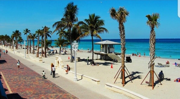 On the beach, sun-loungers, beach towels - Luxury Beachfront Condo • 2 Parking • Fast WiFi • Walk to Dining & Shops (Hollywood)