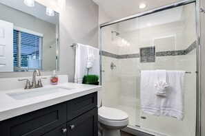 Bañera con ducha, secador de pelo, toallas, jabón