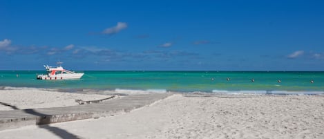 Na praia, toalhas de praia