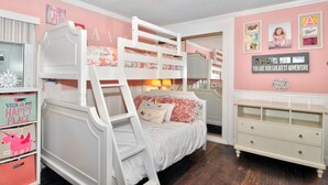 Room - Family-Friendly Modern Day Beach Cottage (Newport Beach)