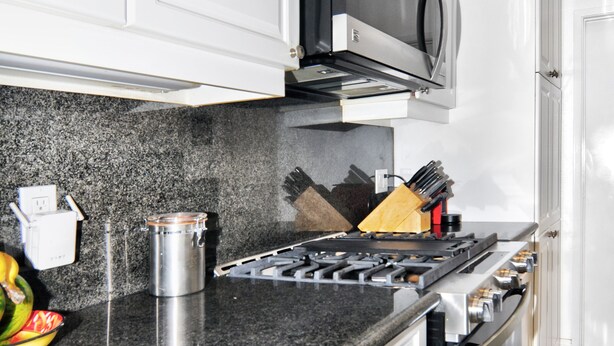Private kitchen - Family-Friendly Modern Day Beach Cottage (Newport Beach)