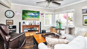 Living area - Family-Friendly Modern Day Beach Cottage (Newport Beach)