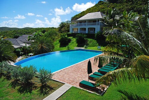 Nonsuch Bay Apt by pool-stuning views - 2 min to Beach -Hi spec A/C in all rooms