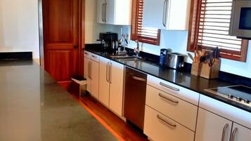 KĂŒhlschrank, Mikrowelle, Ofen, Herdplatte