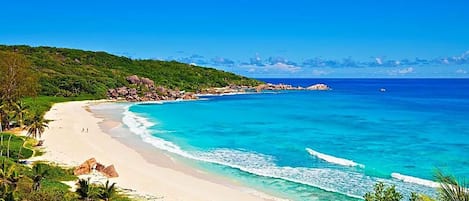 Una playa cerca, sillas reclinables de playa, toallas de playa