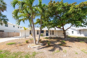 Exterior - Charming House with Private Heated Pool, Lanai. Great location to beach & shops (Anna Maria)